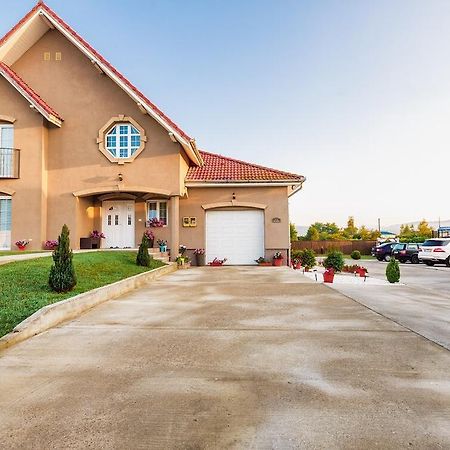 Отель Casa Iulia Хацег Экстерьер фото